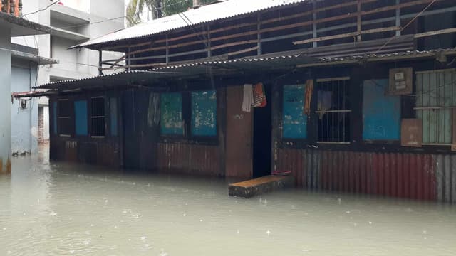 নেছারাবাদে বন্যার জোয়ারের পানিতে প্লাবিত শত শত বাড়ী ঘর