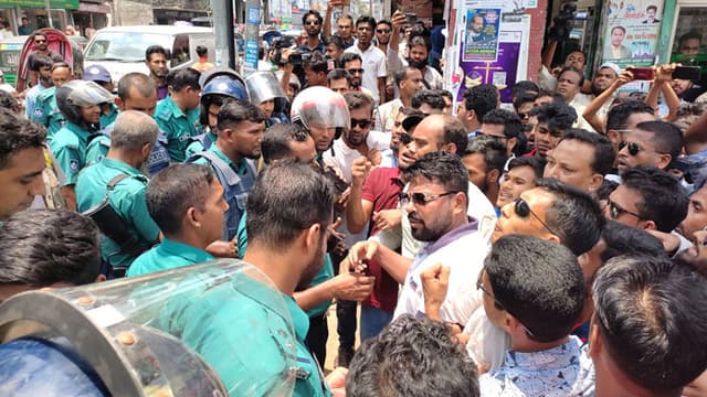 বরিশালে পুলিশী বাধায় পন্ড যুবদল, ছাত্রদলের বিক্ষোভ মিছিল