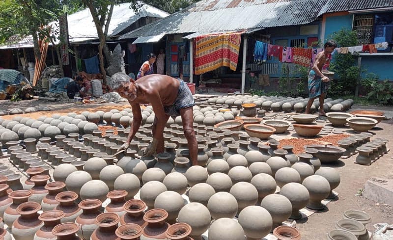 আধুনিকতার ছোঁয়ায় হারিয়ে যাচ্ছে মাটির তৈরী তৈজসপত্র