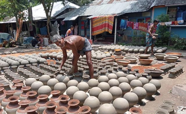 আধুনিকতার ছোঁয়ায় হারিয়ে যাচ্ছে মাটির তৈরী তৈজসপত্র