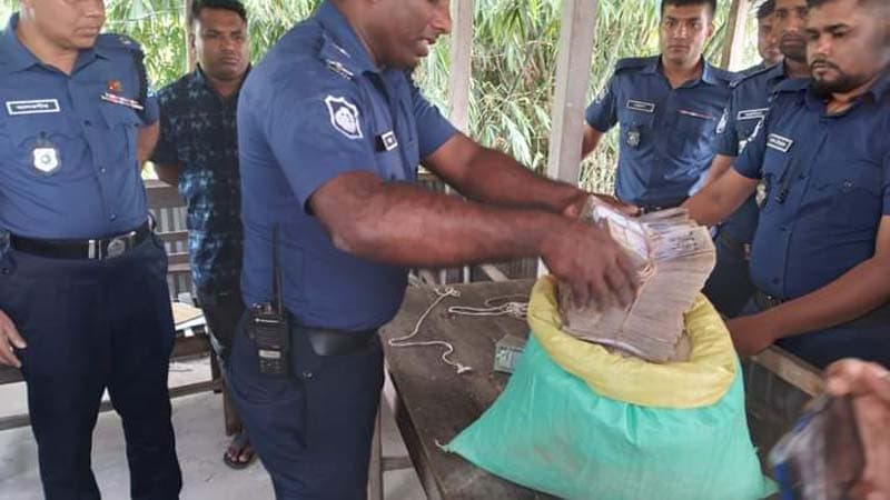 লালমনিরহাটে চালের বস্তায় করে ৩৮ লাখ টাকা পরিবহন, আটক ১