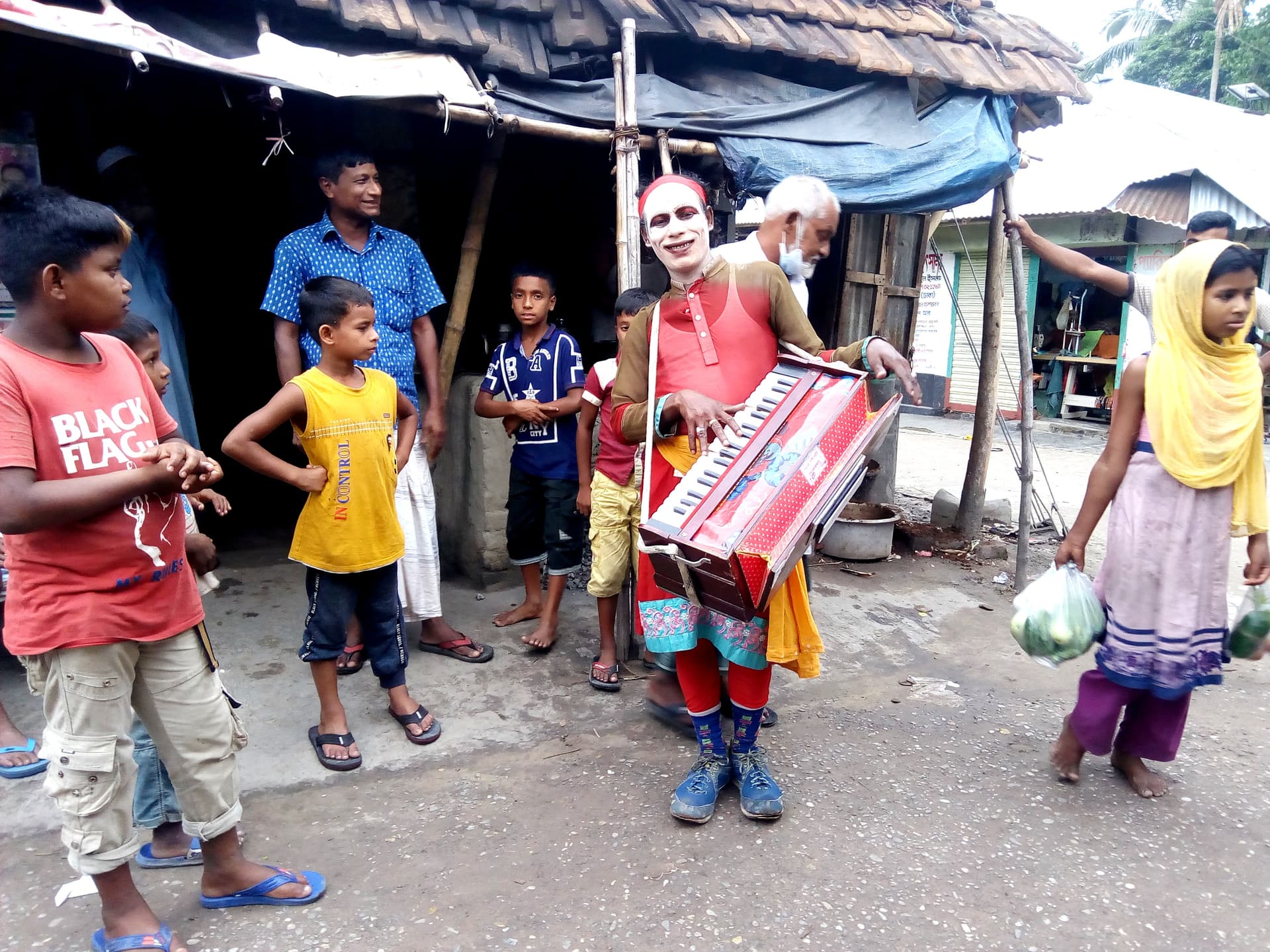 নেচে-গেয়ে গান শুনিয়ে আনন্দ দেওয়ায় যেন বাবু গায়েনের কাজ