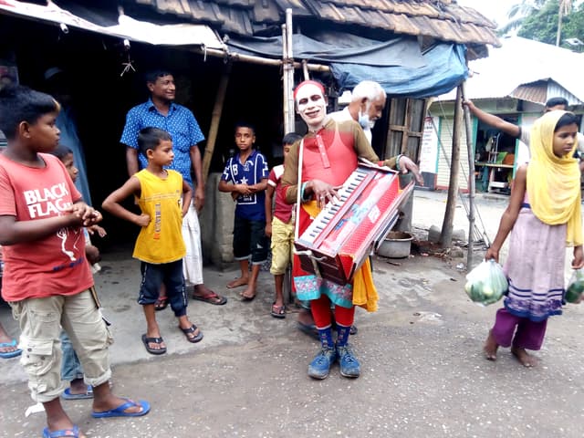 নেচে-গেয়ে গান শুনিয়ে আনন্দ দেওয়ায় যেন বাবু গায়েনের কাজ