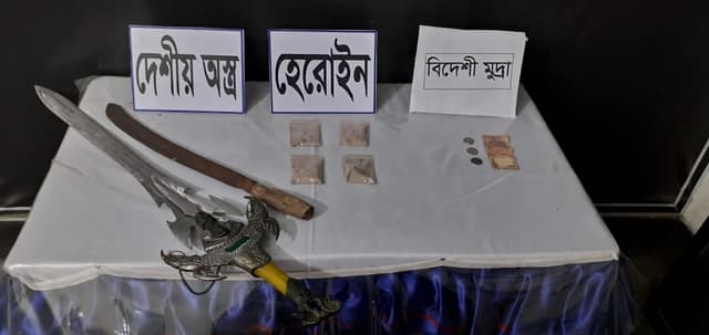 দেশীয় অস্ত্র ও বিদেশী মুদ্রাসহ হেরোইন উদ্ধার গ্রেফতার ৩