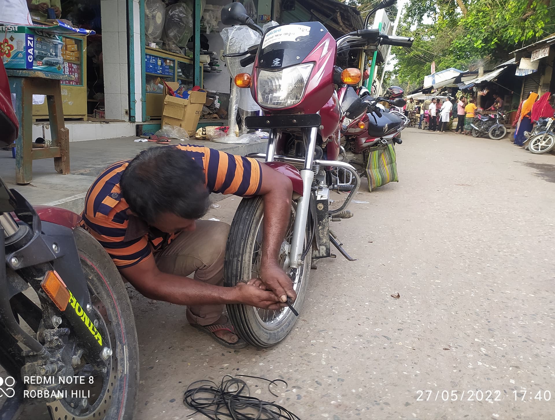 পুরাতন টায়ারে বিট কেটে সংসার চলায় শেরেগুল