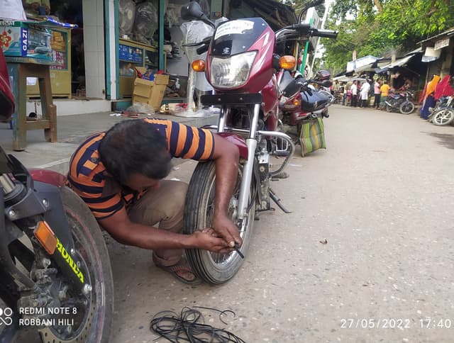 পুরাতন টায়ারে বিট কেটে সংসার চলায় শেরেগুল