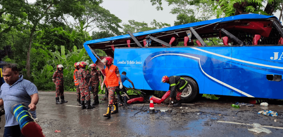 বেপরোয়া গতির গাড়িতে চালক ছিলেন ঘুমিয়ে !