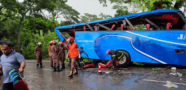 বেপরোয়া গতির গাড়িতে চালক ছিলেন ঘুমিয়ে !