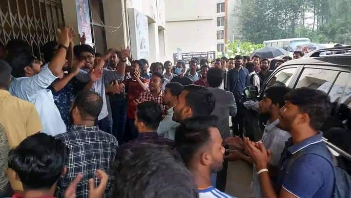 নোয়াখালী বিশ্ববিদ্যালয়ে কর্মচারী কর্তৃক শিক্ষক হেনস্তার ঘটনায় শিক্ষার্থীদের বিচার দাবি