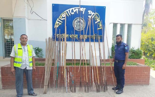 সরাইলে পুলিশের অভিযানে বিপুল পরিমান দেশীয় অস্ত্র উদ্ধার