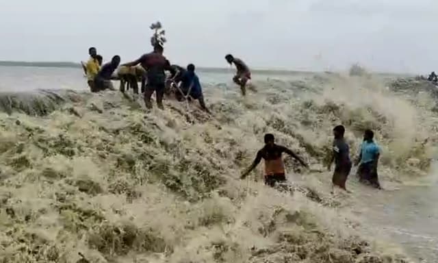 ঘূর্নিঝড় ইয়াসের তান্ডবে ক্ষতবিক্ষত কুয়াকাটা সৈকত