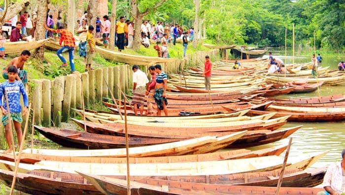 জমে উঠেছে আটঘর-কুড়িয়ানার নৌকার হাট