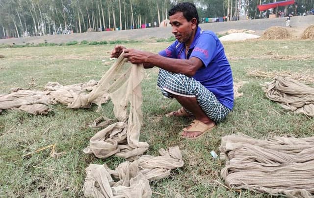 জেলে যেন স্বপ্নের জাল বুনছে