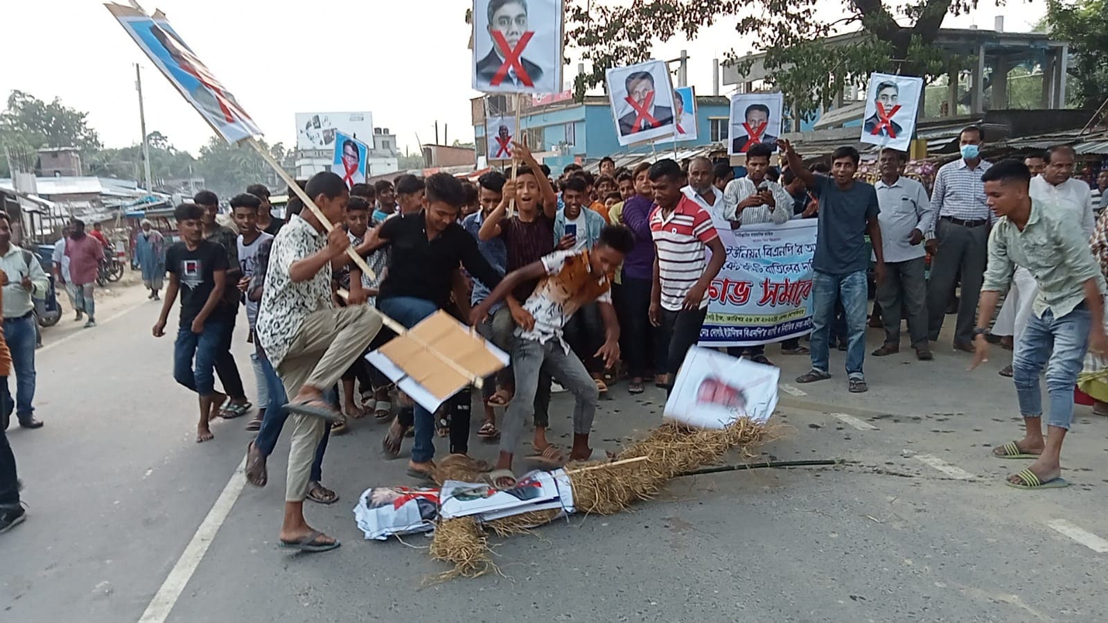 জয়পুরহাটে পকেট কমিটি বাতিলের দাবিতে বিএনপি'র বিক্ষোভ কুশপুত্তলিকা দাহ