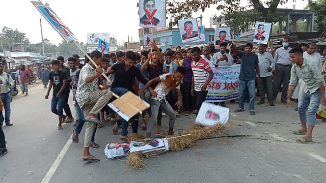 জয়পুরহাটে পকেট কমিটি বাতিলের দাবিতে বিএনপি'র বিক্ষোভ কুশপুত্তলিকা দাহ