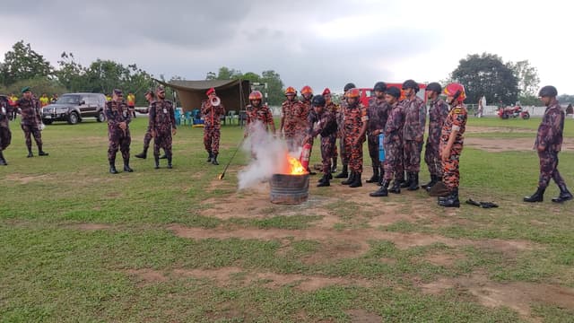 পলাশপুর জোন ৪০ বিজিবিতে  অগ্নি নির্বাপন কর্মশালা এবং মহড়া অনুষ্ঠিত