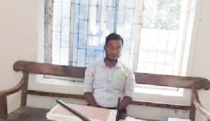 বানারীপাড়ায় স্কুলছাত্রীকে নিয়ে পালিয়ে যাওয়া সেই শিক্ষক আটক
