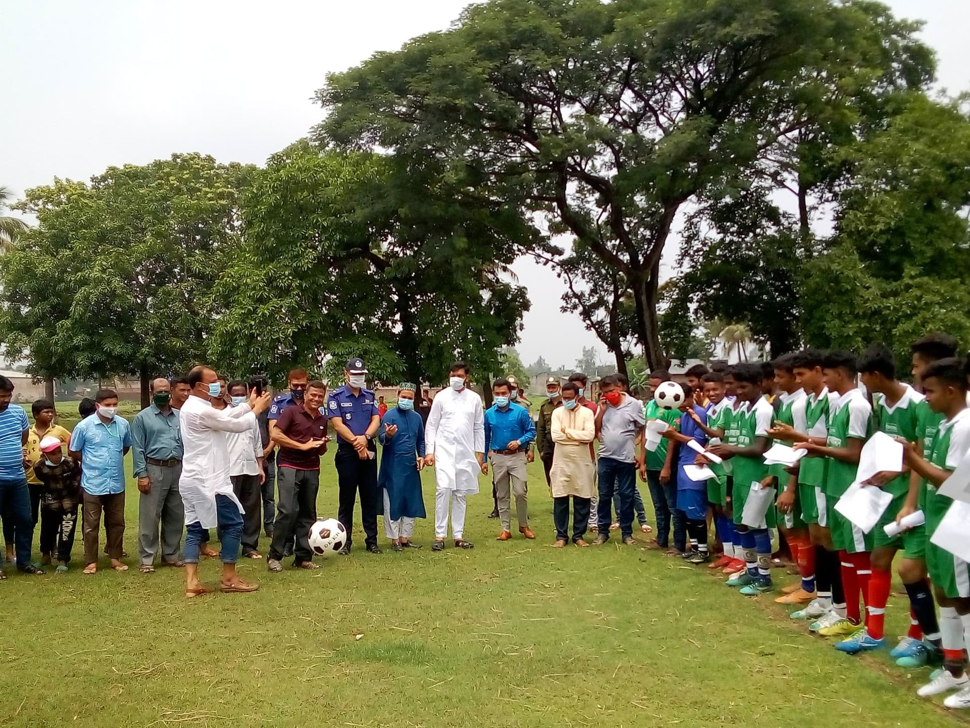 হিলিতে বঙ্গবন্ধু ও বঙ্গমাতা ফুটবল টুর্নামেন্টের উদ্বোধন