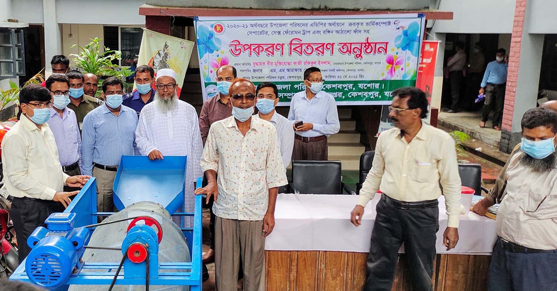কেশবপুরে কৃষক-কৃষাণীদের বিনামূল্যে কৃষি উপকরণ বিতরণ
