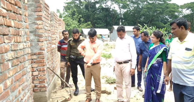 কালকিনিতে প্রকল্প পরিচালকের আশ্রায়ন প্রকল্প পরিদর্শন