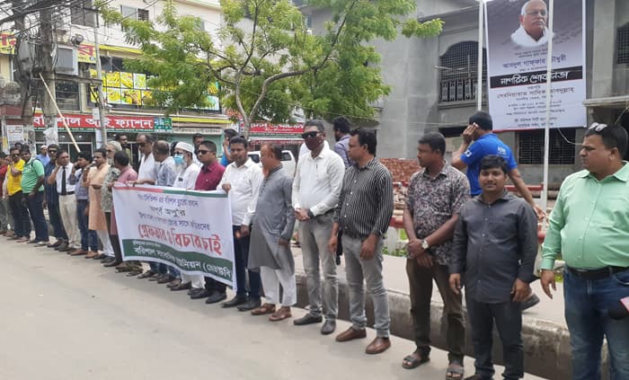 সাংবাদিক অপূর্বকে অপহরণকারীদের গ্রেফতারের দাবীতে মানববন্ধন