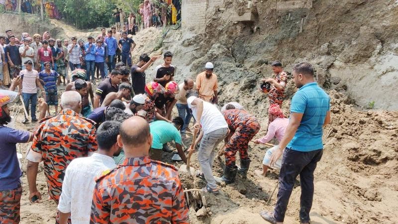 নির্মাণকাজের সময় মাটি ধসে ৩ শ্রমিকের মৃত্যু