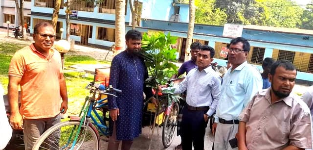 হিলিতে বিভিন্ন শিক্ষা প্রতিষ্ঠানে আম গাছের চারা বিতরণ