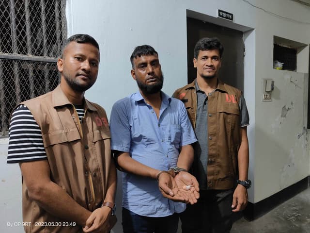 কাউখালীতে ইয়াবাসহ বরখাস্থকৃত কারারক্ষী গ্রেফতার