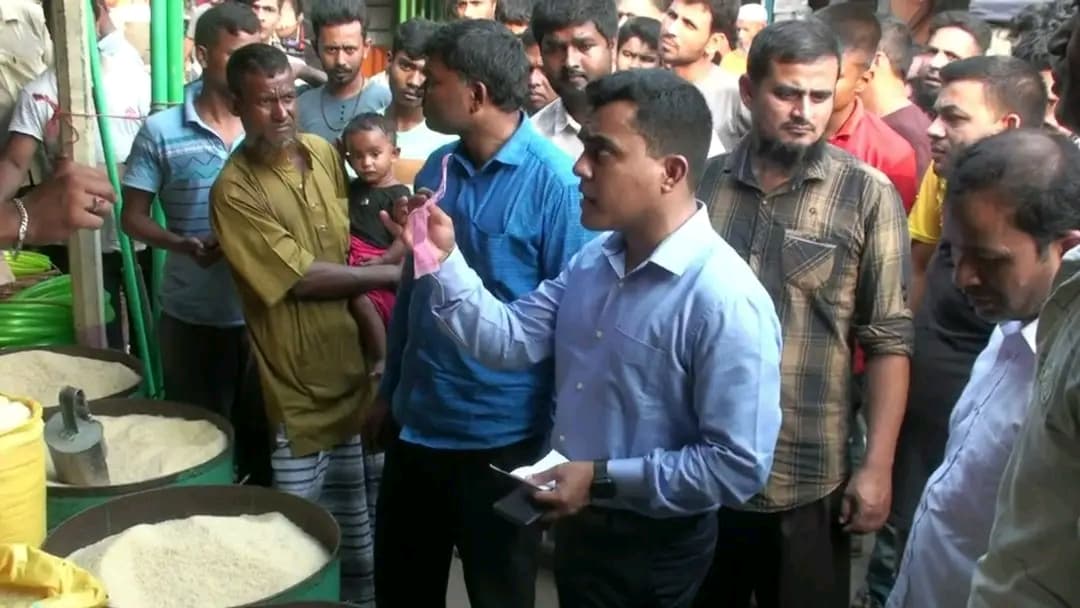 হিলিতে চাল মজুত ও বেশি দামে বিক্রি করায় ৩৮ হাজার টাকা জরিমানা