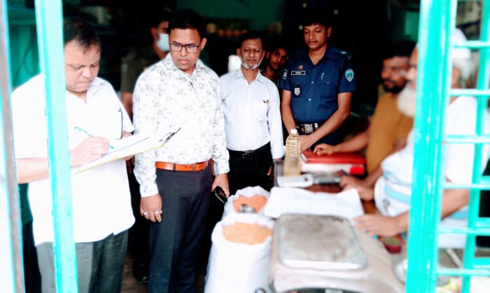 সরাইলে বাজার মনিটারিং করতে ইউএনওর অভিযান