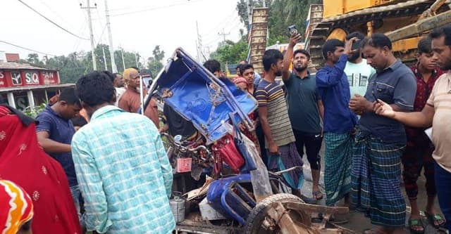 ট্রাক, মাইক্রোবাস-অটোরিকশার ত্রিমুখী সংঘর্ষ, নিহত ৬