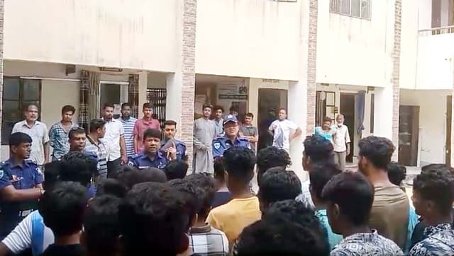 ঝিনাইদহে স্কুল ফাঁকি দিয়ে পার্কে আড্ডা, আটক ৬০ শিক্ষার্থী