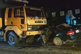 কাভার্ডভ্যান ও প্রাইভেটকার সংঘর্ষ, স্বামী-স্ত্রীসহ নিহত ৩