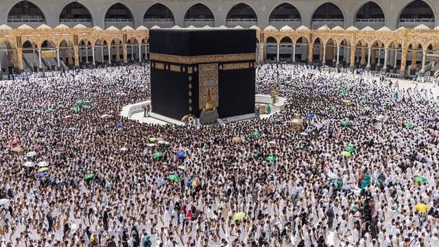 সৌদি পৌঁছেছেন ৫৩ হাজার হজযাত্রী, মক্কা-মদিনায় ৮ জনের মৃত্যু