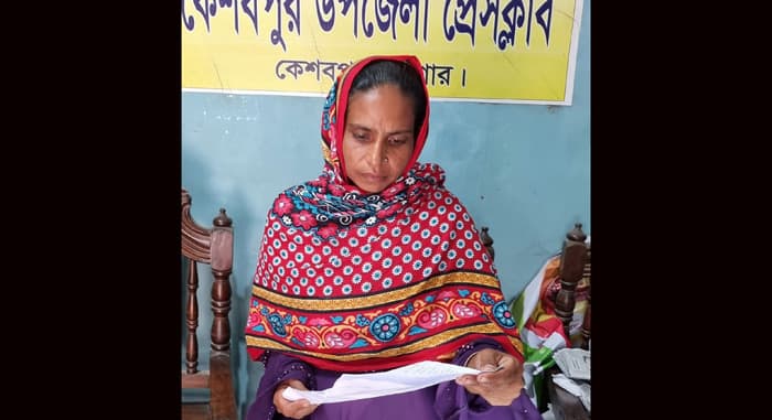 স্বামীর নামে মিথ্যা মামলা প্রত্যাহারের দাবীতে স্ত্রীর সংবাদ সম্মেলন