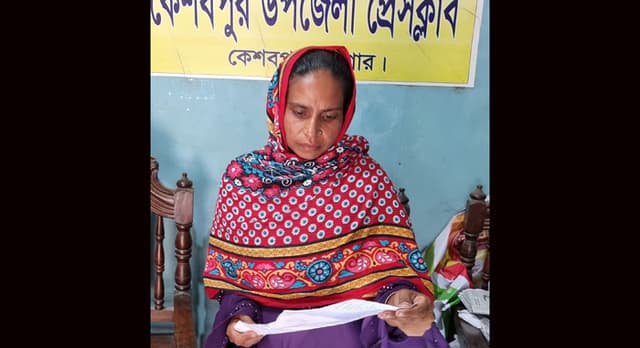 স্বামীর নামে মিথ্যা মামলা প্রত্যাহারের দাবীতে স্ত্রীর সংবাদ সম্মেলন