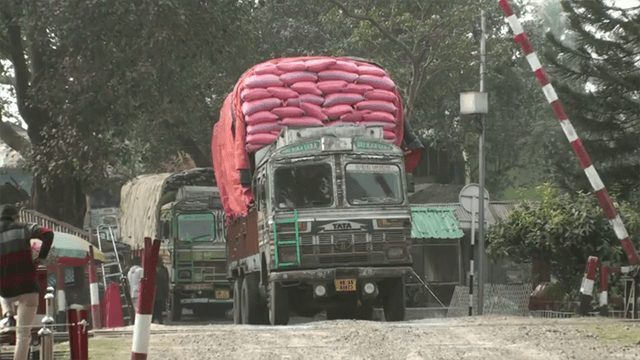হিলি স্থলবন্দর দিয়ে আবারও গম আমদানি শুরু