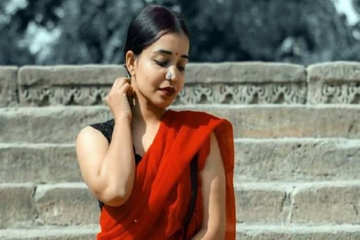 নিজেকে বিয়ে করছেন তরুণী নিজেই
