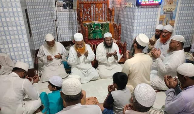 সাবেক ইমাম ও খতিবের স্মরণে দোয়া মাহফিল