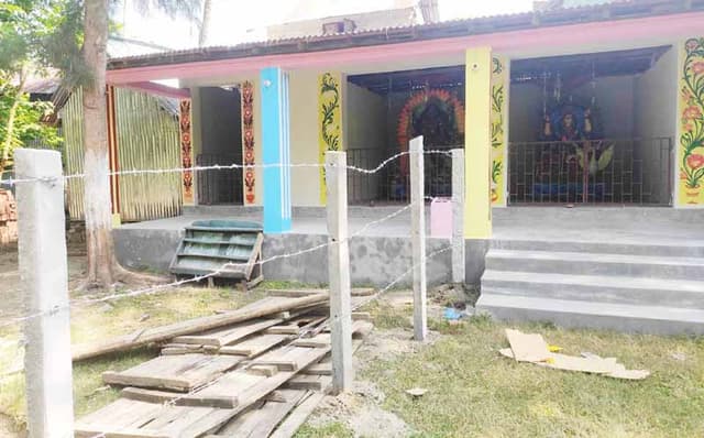 কাঁঠালিয়া মন্দিরের সামনে কাঁটাতারের বেড়া দেয়ার অভিযোগ