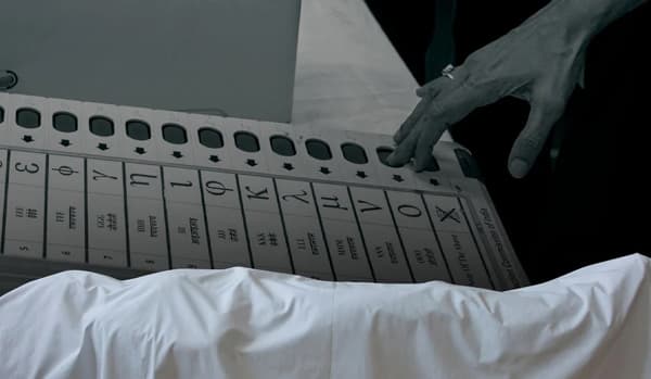 মায়ের লাশ বাড়িতে রেখে ভোট দিতে গেলেন পুত্র! এসে যা বললেন