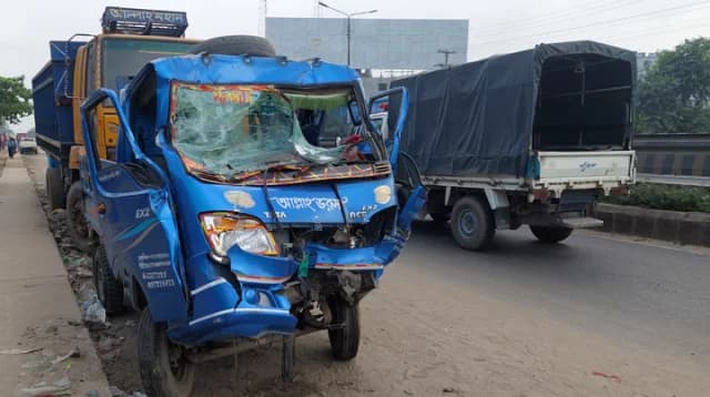 গাজীপুরে ট্রাক-পিকআপ ভ্যানের সংঘর্ষে নিহত ২