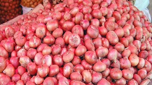 বাজার নিয়ন্ত্রণে পেঁয়াজ আমদানিতে অনুমতি দেওয়ার সিদ্ধান্ত