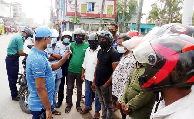 বরিশালে ট্রাফিক বিভাগের কার্যক্রম ঝটিকা পরিদর্শনে এডিসি রাসেল