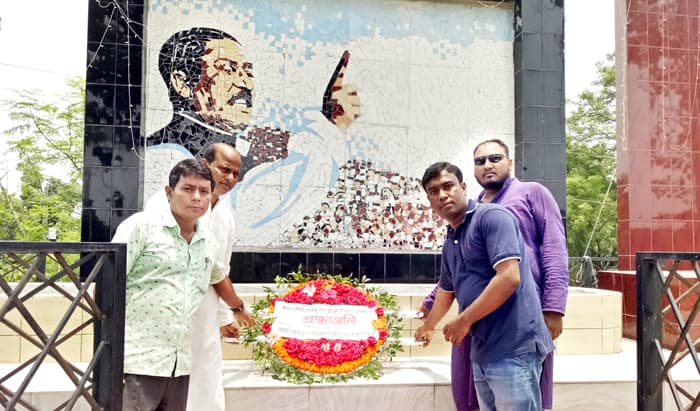 বঙ্গবন্ধুর প্রতিকৃতিতে আত্রাই প্রেসক্লাব নেতৃবৃন্দের শ্রদ্ধা নিবেদন