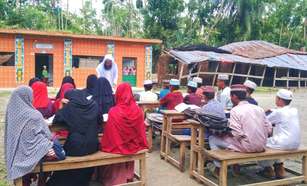 ঘূর্ণিঝড় রিমালে নিশ্চিহ্ন কাউখালীর জোলাগাতি মাদ্রাসা, খোলা আকাশের নিচে পাঠদান