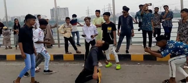 কয়েকশ টিকটকারকে খুঁজছে পুলিশ
