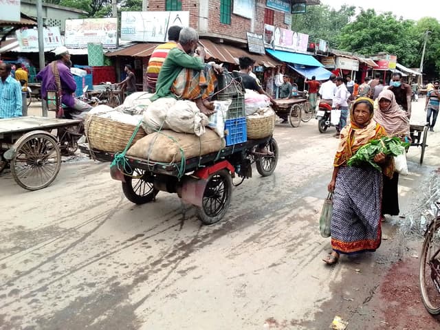 আশাশুনিতে মাস্ক ছাড়া সেবা মিলছে সব খানে