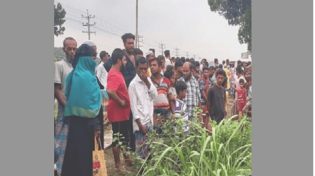 ট্রেনের ধাক্কায় পিকআপের ২ যাত্রী নিহত