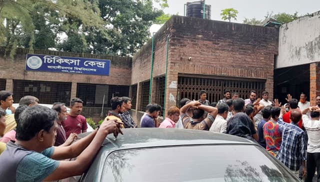 ইনজেকশন নিতে এসে নার্সের ‘স্পর্শকাতর স্থানে’ হাত!